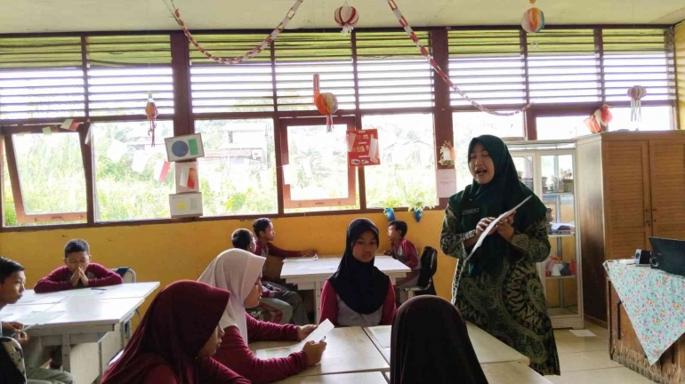 Guru di sekolah penulis sedang mengajarkan cara membuat teks berpidato (Dokpri)