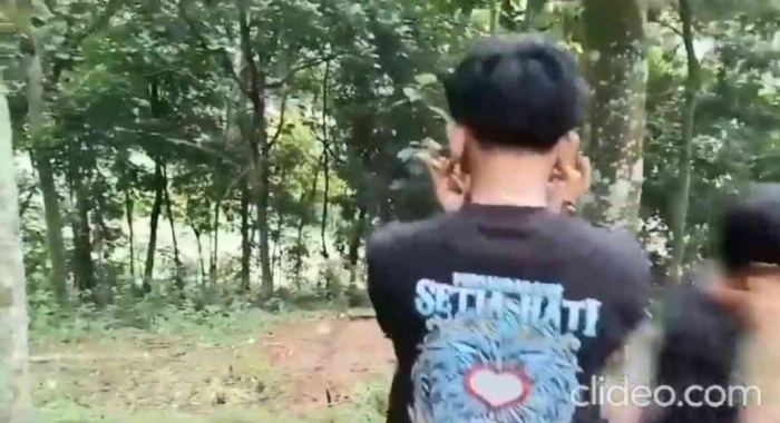 Anak-anak saat menyalakan meriam tanah di desa Randugede, Magetan. Sumber gambar layartangkap youtube. dokpri