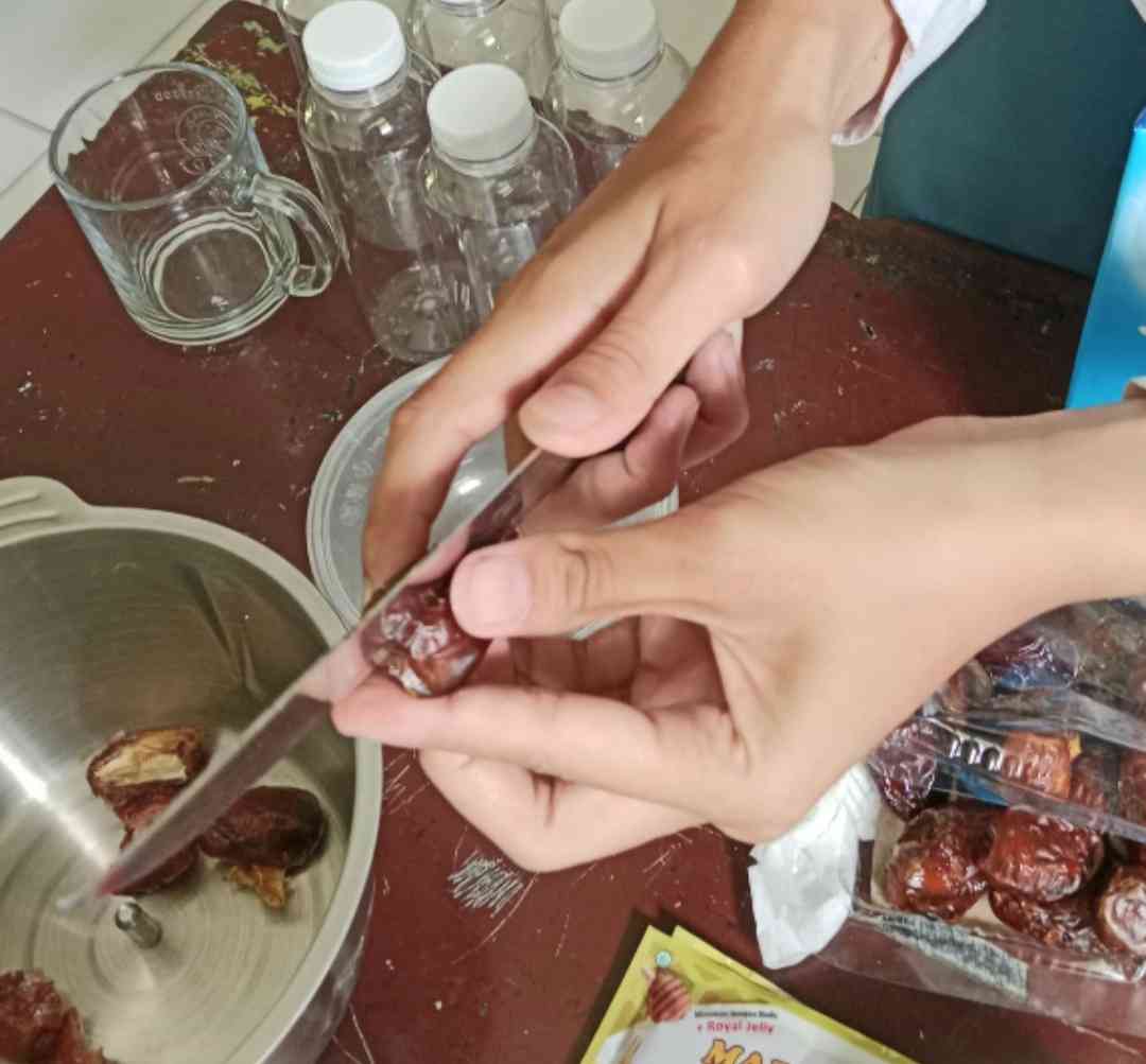 Proses pembuatan MASUGAR I.C.E. dengan bahan utama Kurma. Sumber gambar dokumen pribadi