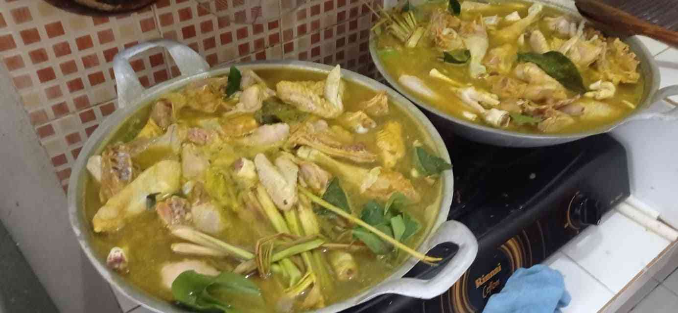 Memasak ayam untuk takjil masjid bareng anak. Sumber gambar dokumen pribadi.