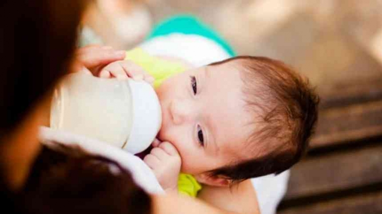 Ilustrasi seorang bayi yang sedang minum ASI melalui botol. (Sumber : Freepik via nu.or.id)