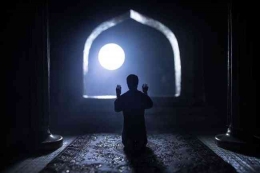 Ilustrasi meminta ampunan di bulan Ramadan. Foto : Getty Images/iStockphoto/Zeferli/detik.com