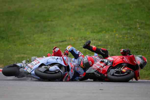 Bagnaia dan Marc Marquez yang terjatuh di balapan yang tinggal menyissakan 5 lap. Sumber: getty images (DeFodi Images)