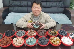 Sumber: Wall Street Journal/jiyoung sohn (Overworked South Koreans Unwind With Pet Rocks---'Like Talking to Your Dog')