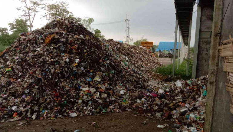 Instalasi pengelolaan sampah justru menghasilkan gunungan sampah di Jawa Timur. (Dokumentasi pribadi)