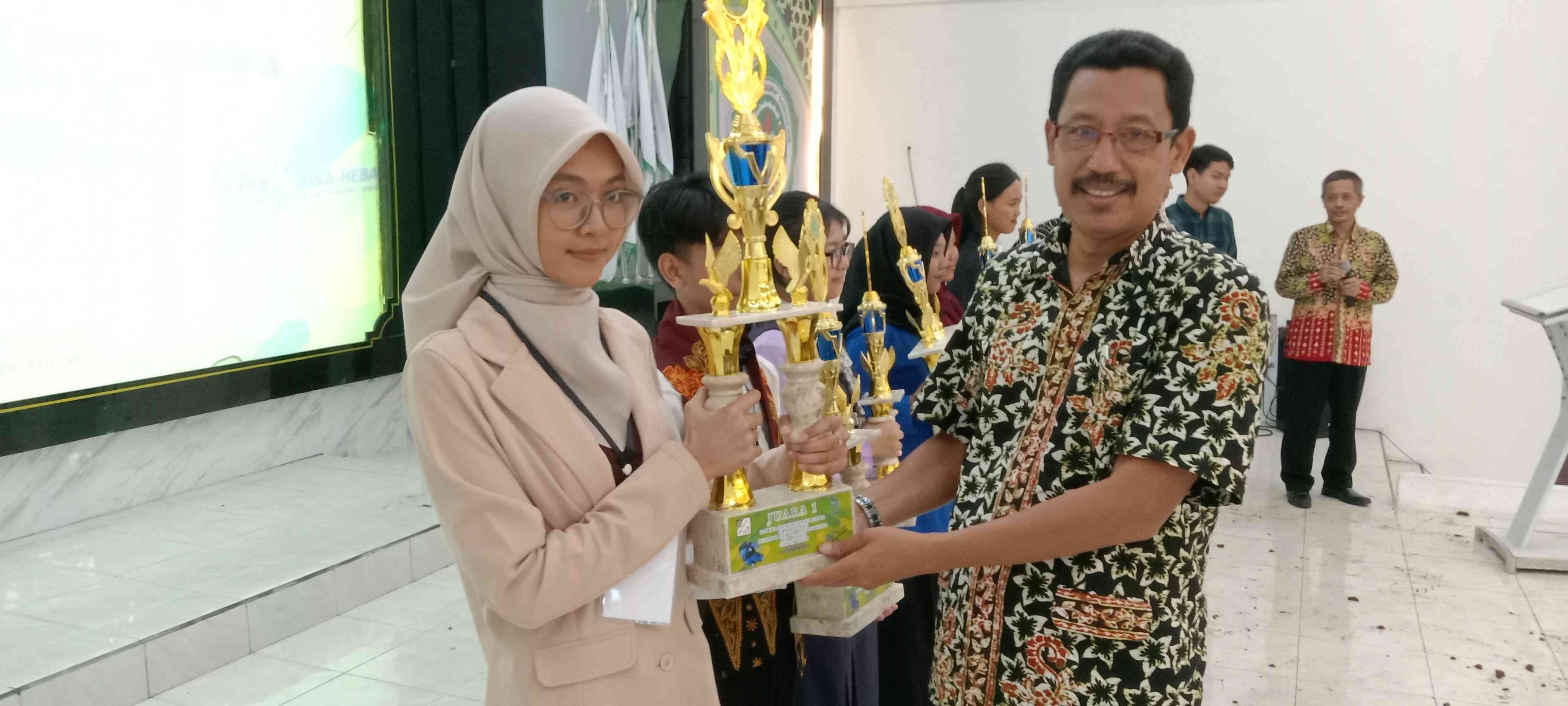 Kepala SMK Nurut Taqwa Achmad Nasir, S,Pd. saat penyerahan piala juara 1. LKS  Kabupaten Banyuwangi tahun 2024 kemarin.