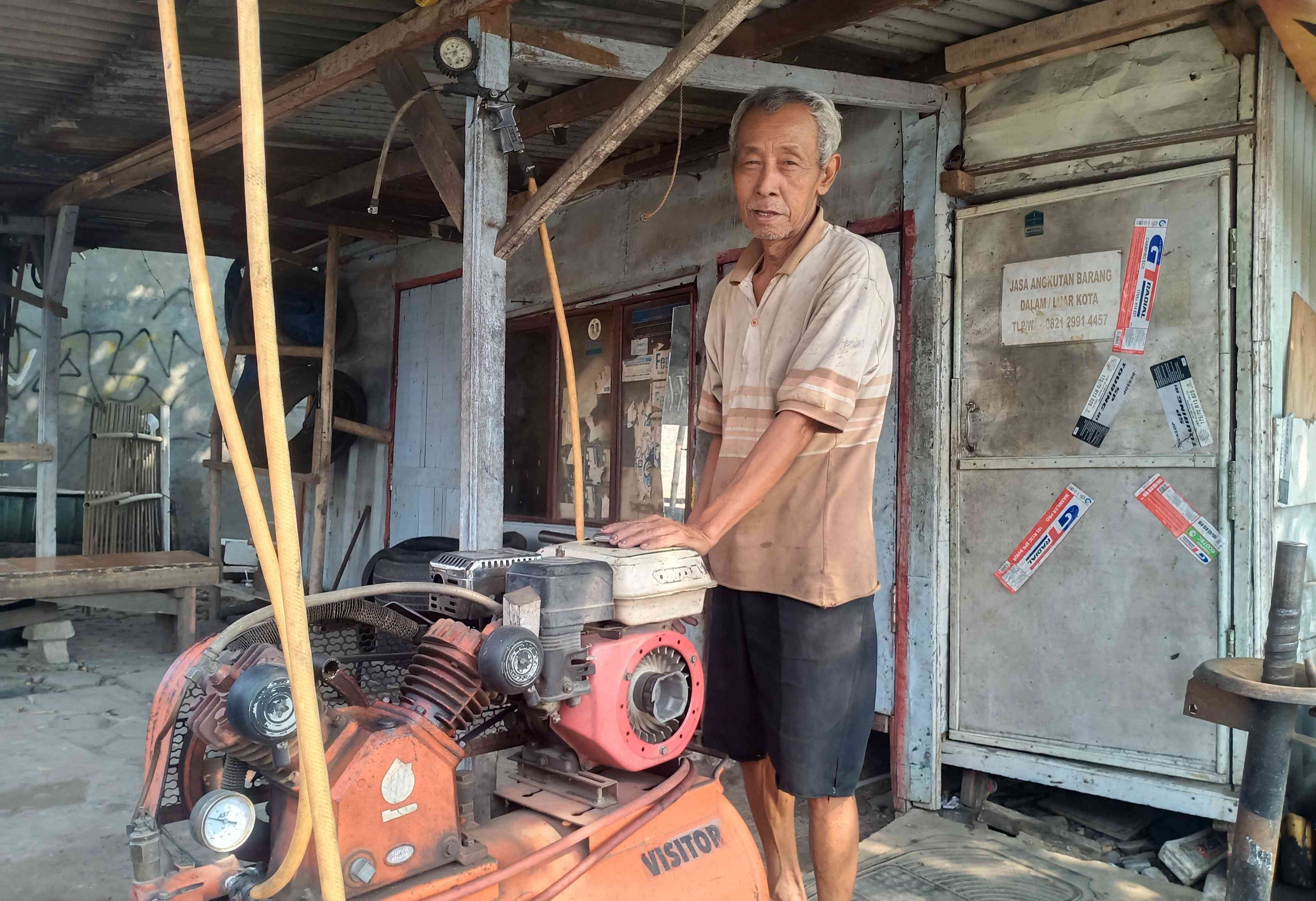 Abah Korban Gempa Sumedang yang Kini Jadi Tukang Tambal Ban demi Hidupi Keluarga (Foto: Dok. Pribadi)