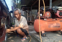 Abah Korban Gempa Sumedang yang Kini Jadi Tukang Tambal Ban demi Hidupi Keluarga (Foto: Dok. Pribadi)