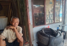 Abah Korban Gempa Sumedang yang Kini Jadi Tukang Tambal Ban demi Hidupi Keluarga (Foto: Dok. Pribadi)