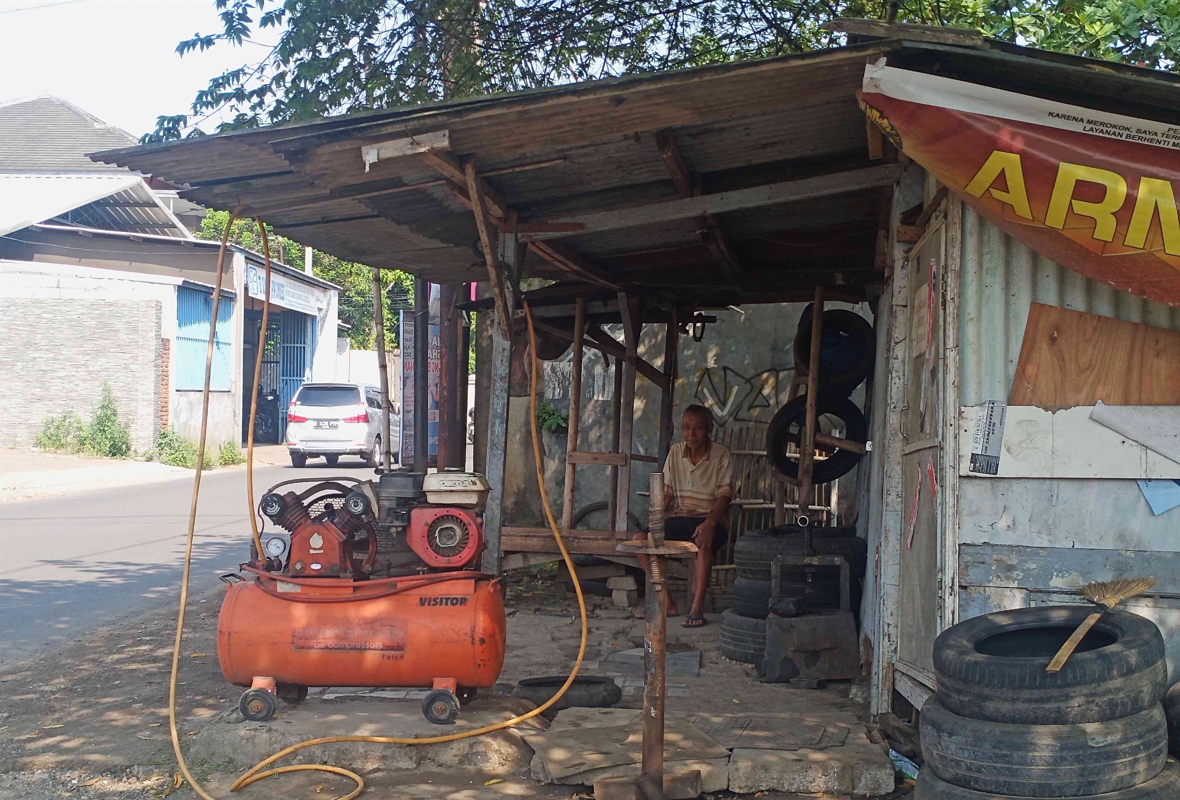 Abah Korban Gempa Sumedang yang Kini Jadi Tukang Tambal Ban demi Hidupi Keluarga (Foto: Dok. Pribadi)