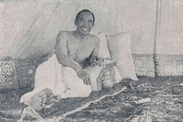 Presiden Sukarno terlihat rehat di tenda saat berhaji di tahun 1955. (Foto: Wikimedia Commons)