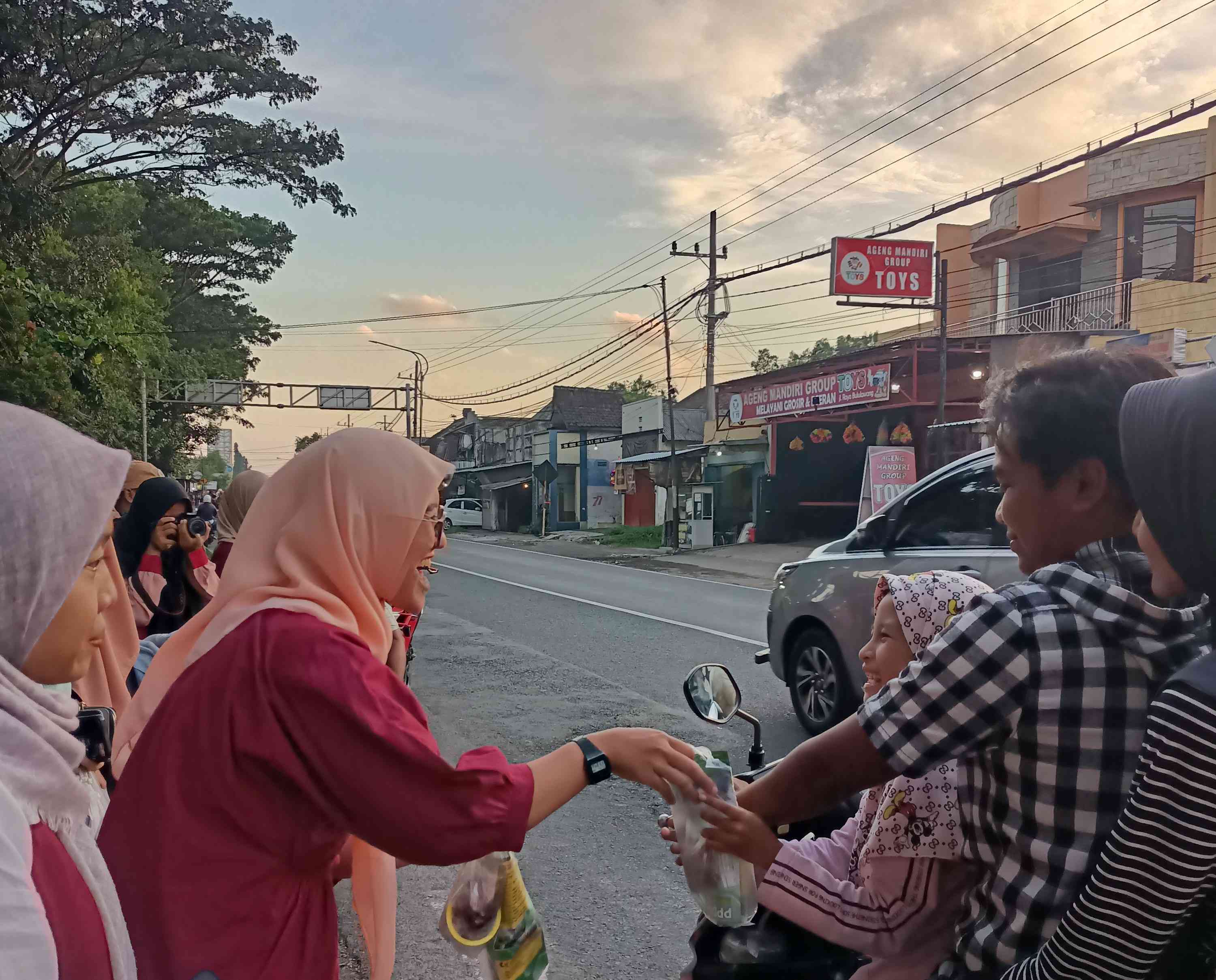 Pembagian takjil kepada pengguna jalan/dokpri