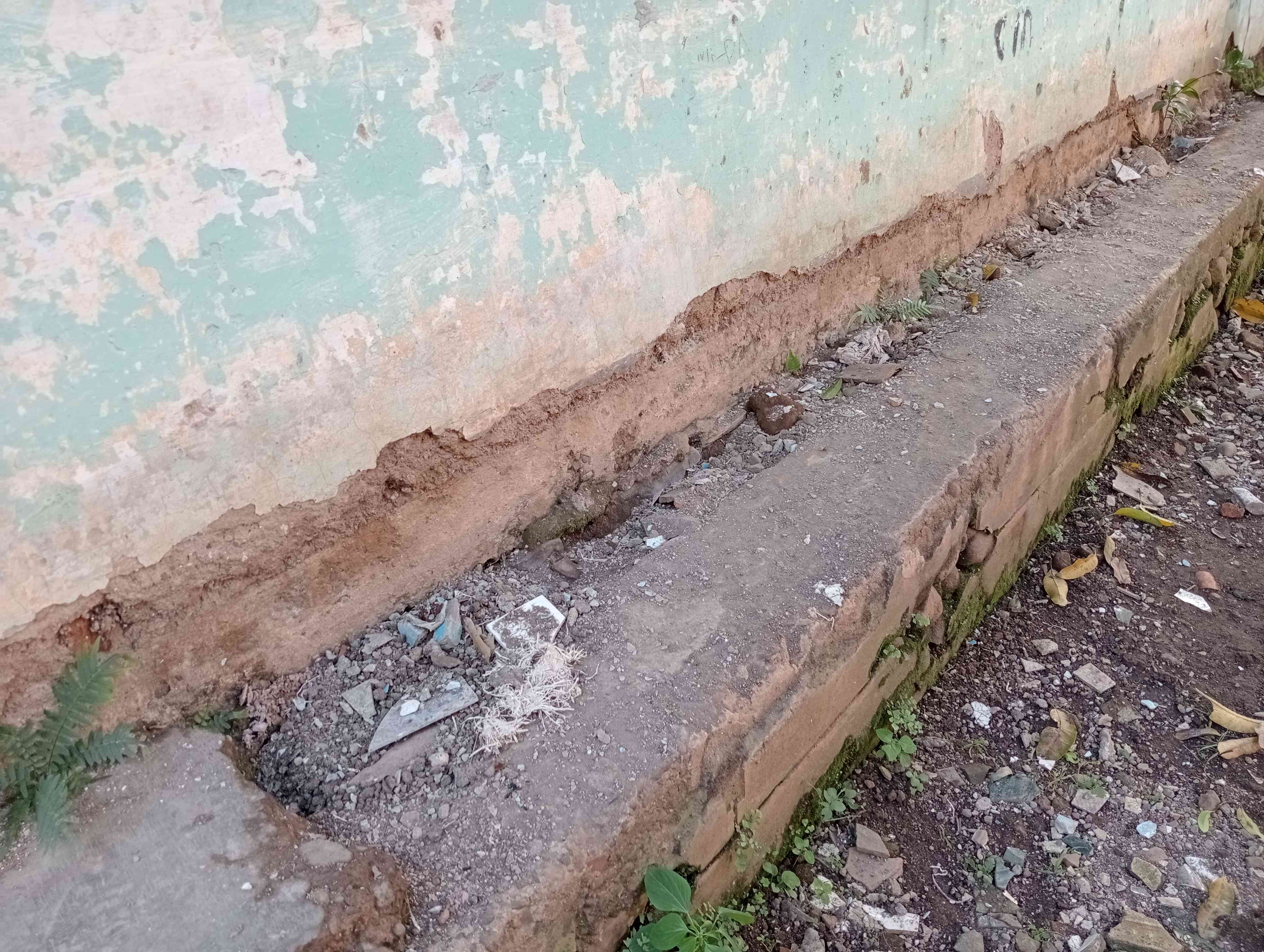 Pondasi dari bekas peron stasiun Ciparay ( Foto : Saepul Permana )