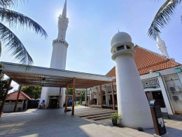 menara masjid baru dan menara masjid lama yang dipertahankan (dok-pri)