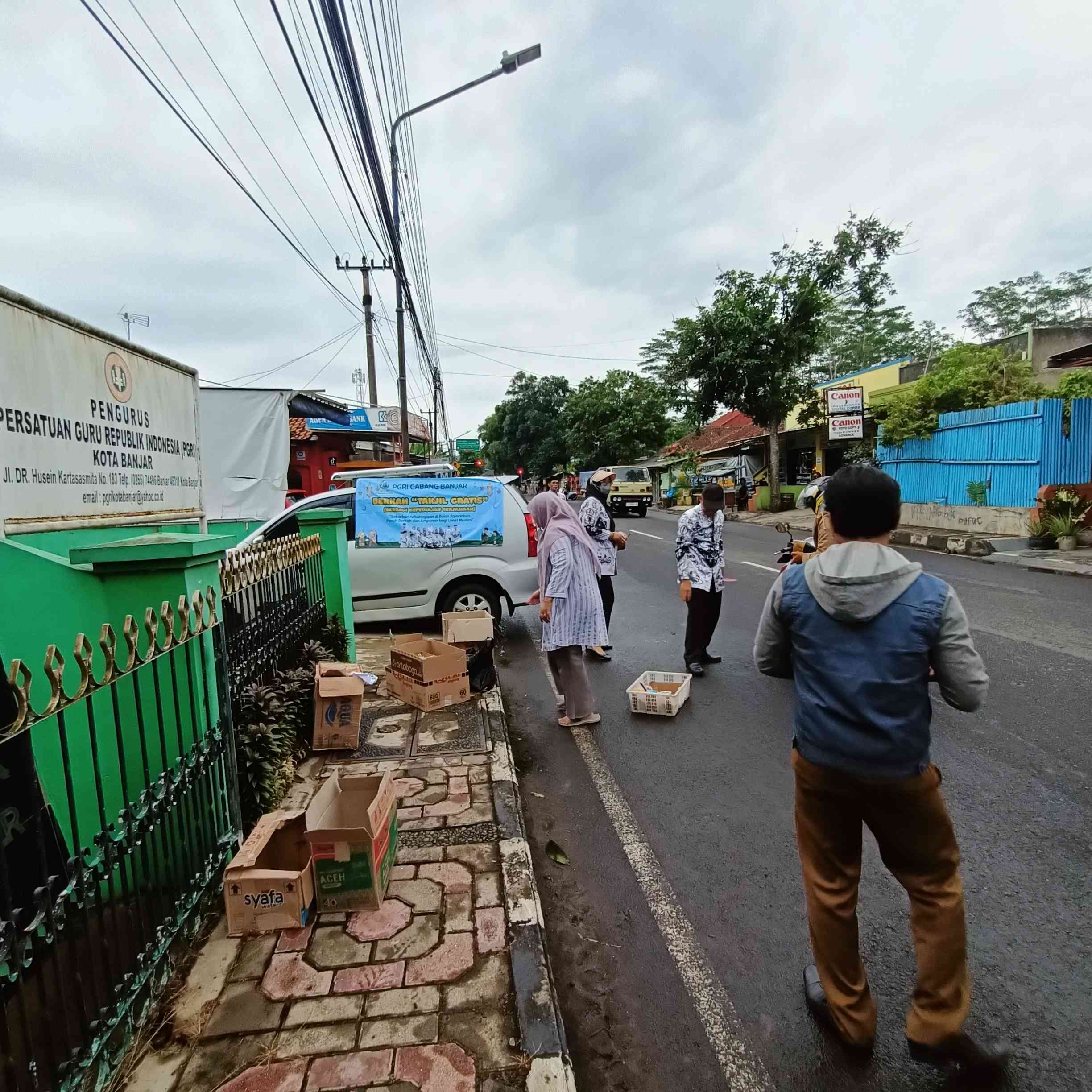 Dokpri. Ratusan paket takjil dibagikan kepada warga sekitar sekretariat PGRI dan pengendara yang melintas. 