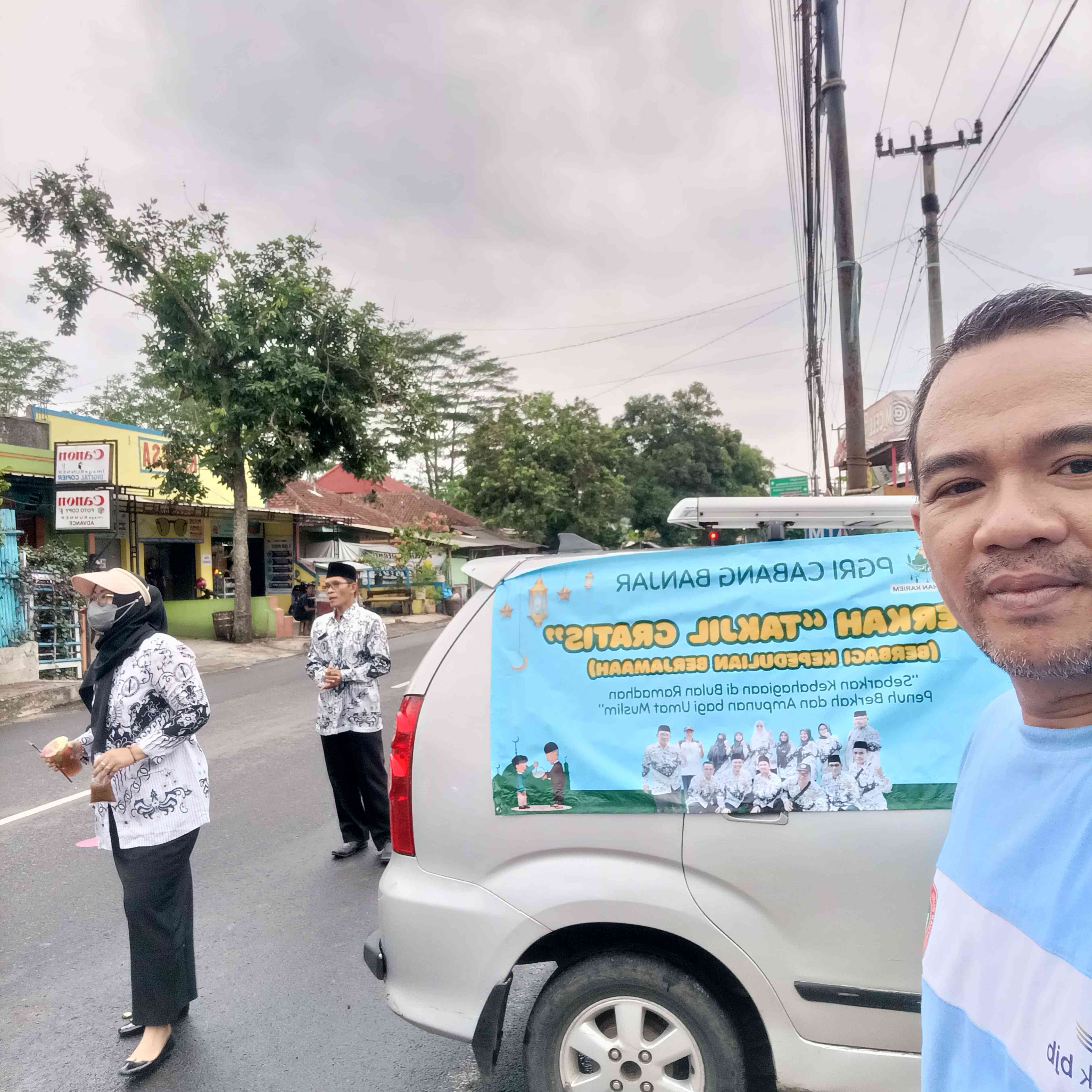 Dokpri. Bagi-bagi takjil PGRI Cabang Banjar. Jus kurma sedang dibagikan oleh kepala SDN 8 Banjar, R. Maharani, dan Sekbid Mental Spiritual, H. Syamsi.