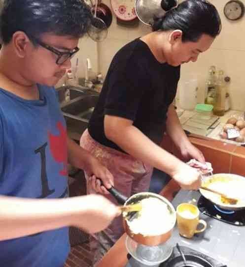 Kaka dan Mas masak bareng sambil menikmati suasana liburan. Sumber gambar dokumen pribadi.