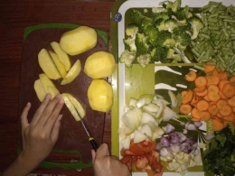 Teteh memotong sayuran untuk menu capcay. Sumber gambar dokumen pribadi.