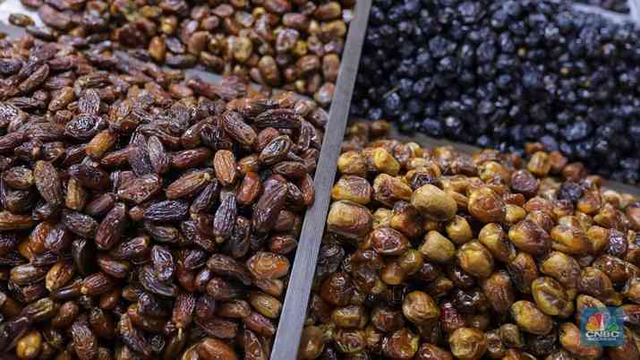 Pembeli memilih buah kurma yang dijual pada salah satu toko di kawasan Pasar Tanah Abang, Jakarta, Rabu (13/3/2024). (CNBC Indonesia/Faisal Rahman) 