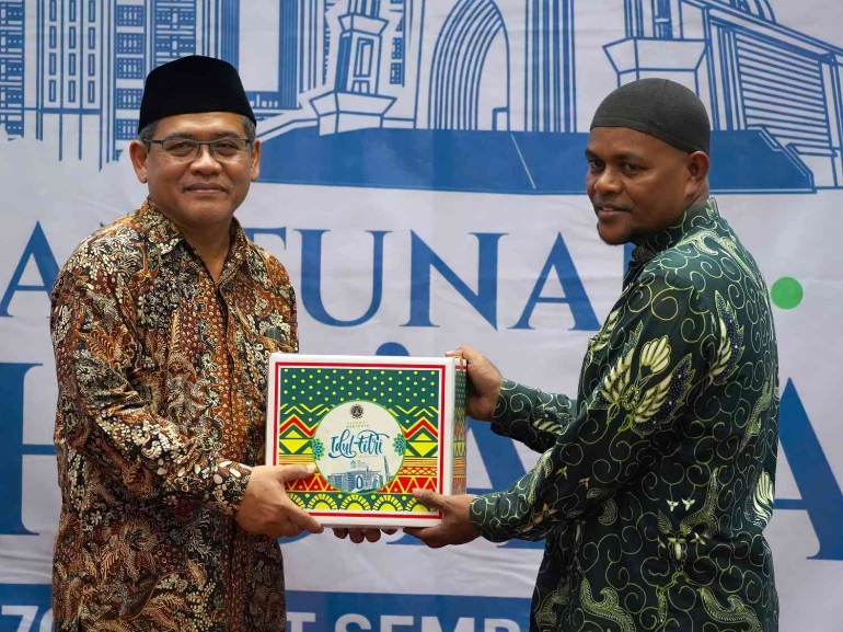 Prof. Dr. Muchlas, M.T. Rektor Universitas Ahmad Dahlan (UAD) (kiri) berikan sembako kepada perwakilan PRM (Foto: Humas dan Protokol UAD)