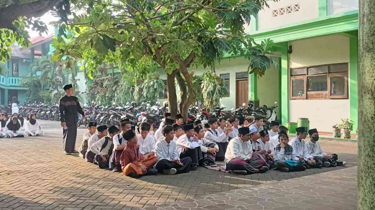 Pelaksanaan Istighosah diikuti oleh seluruh warga sekolah/dokpri