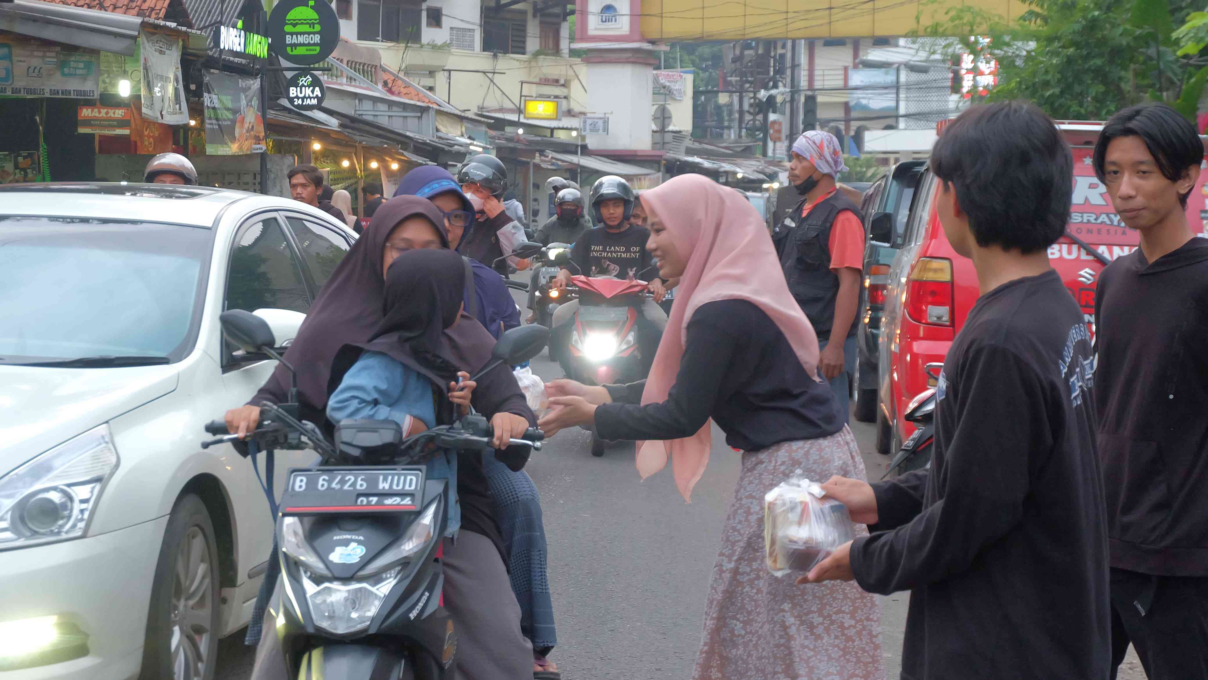 Berkah Ramadan: Wasiat Jakarta Bersama WWW bagi Takjil Gratis Kepada Masyarakat