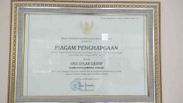 Piagam Penghargaan dari Mendikbud (Dokumentasi SMA Sugar Group)