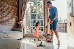 Bimbing anak jadi pribadi yang mau belajar membersihkan dan merapikan rumah. (SHUTTERSTOCK via Kompas.com)