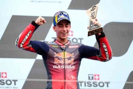 Pedro Acosta berada di podium MotoGP Portugal untuk pertama kalinya. Sumber: getty images (NurPhoto)