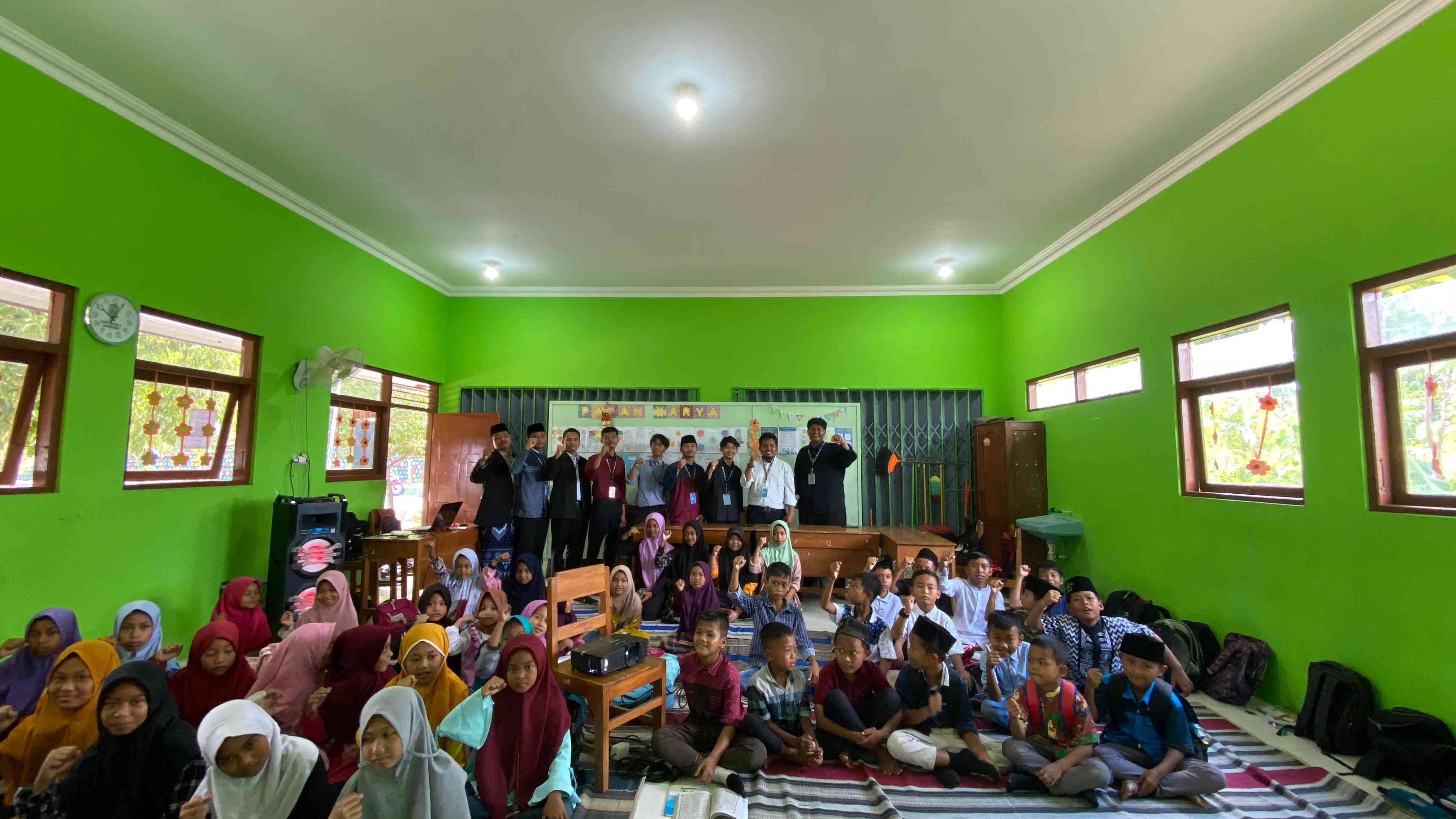 Foto bersama selesainya kegiatan pesantren kilat Sumber: SDN 3 Pagerukir 