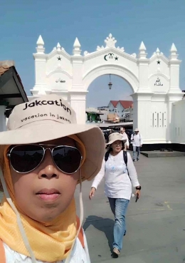 Di belakang adalah gapura pintu gerbang Masjid Luar Batang (dok.pri)