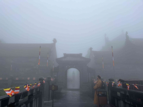 Kabut di pelataran menuju patung Buddha (foto: dokpri)