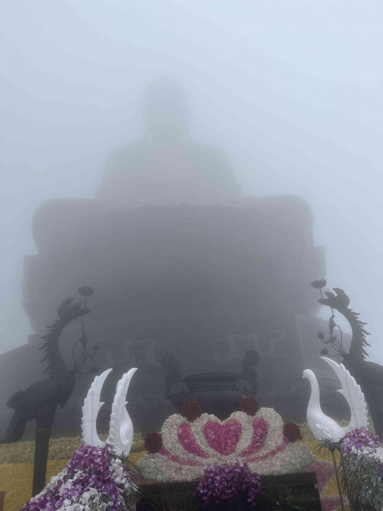 Patung Buddha yang tertutup kabut (foto: dokpri)