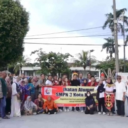 Ikatan alumni SMPN 3 Kota Madiun berbagi takjil di jalan Pahlawan Kota Madiun (dokpri tangkapan layar video madiuntoday)