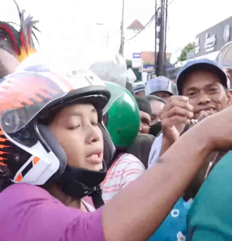Antusiasme masyarakat kota Madiun dalam pembagian takjil di Kota Madiun (dokpri tangkapan layar video madiuntoday)