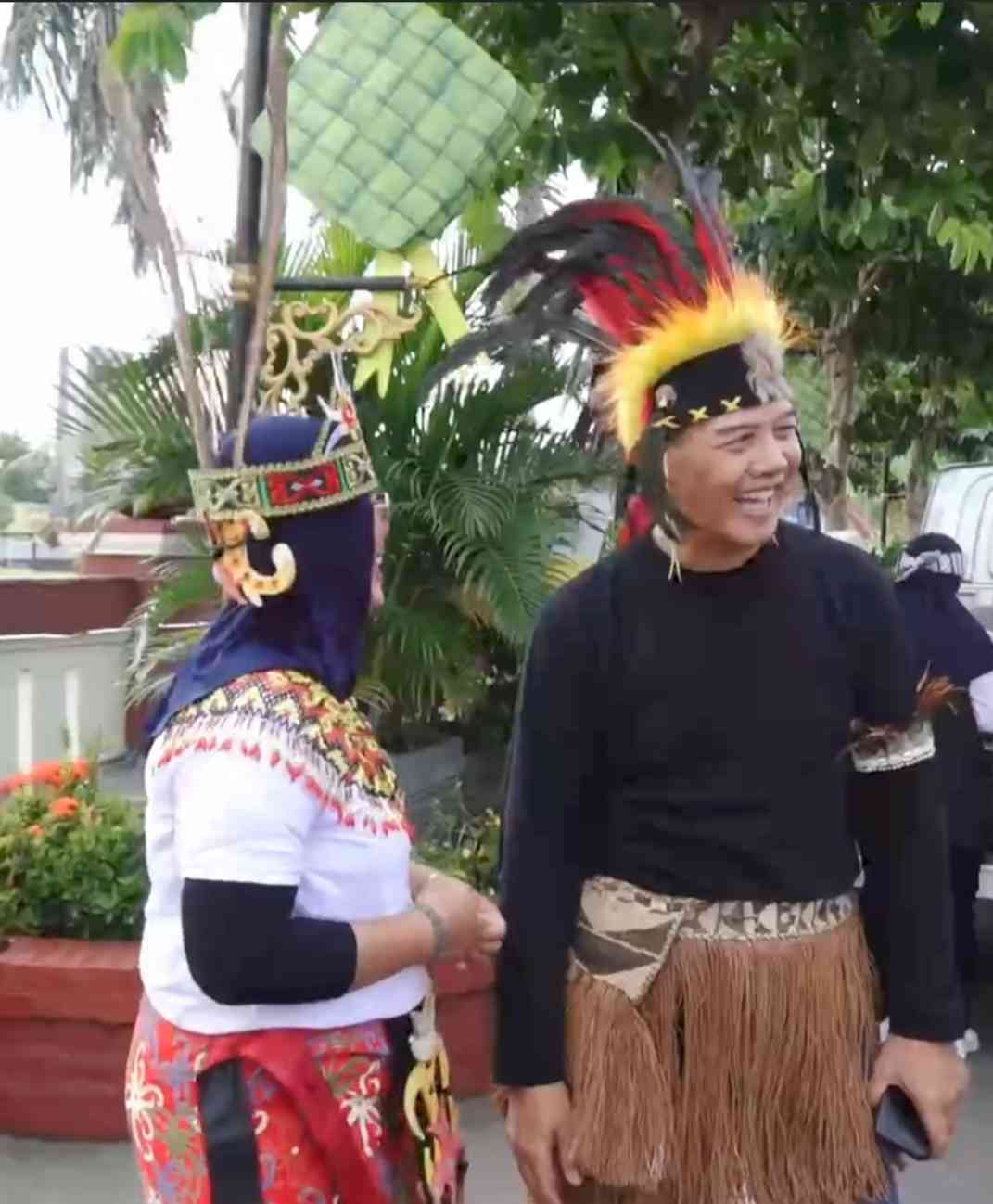 Uniknya Berbagi Takjil Mengenakan Pakaian Adat di Madiun(dokpri tangkapan layar video madiuntoday)