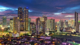 Pemandangan Kota Jakarta malam hari - sumber gambar: wallpaperaccess.com