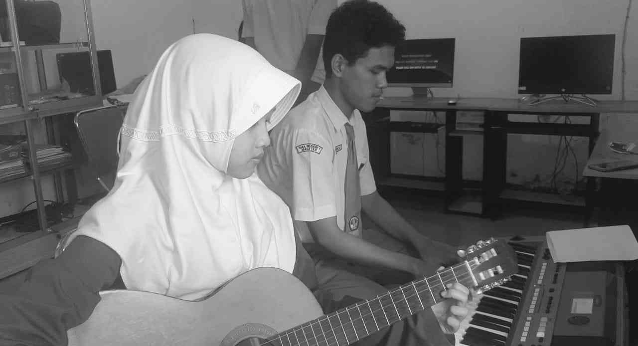 Ilustrasi belajar mengalunkan lagu religi dengan gitar dan piano. Sumber gambar dokumen pribadi