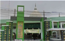 Tampak depan Masjid Mujahidin Surabaya. Tampak juga tiang antena pemancar radio. (Sumber: FB Radio Swara Perak Jaya)