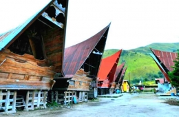 Barisan rumah adat Batak di sebuah kampung tua di Bonandolok (Sumber: YouTube Jhonny Siahaan).