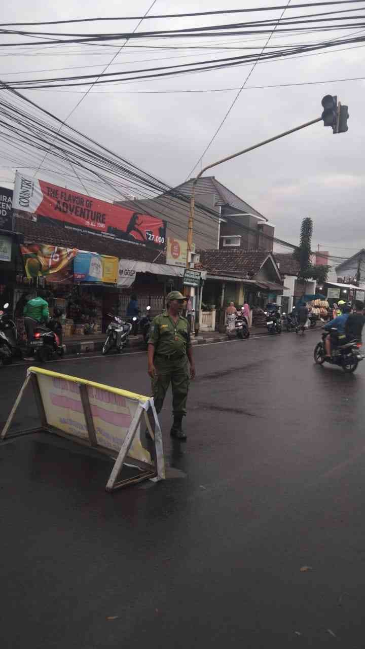 Linmas mengatur kelancaran lalu lintas (docpri)