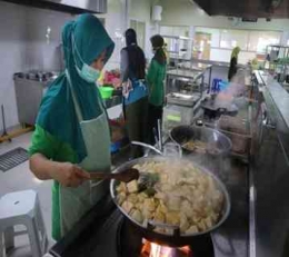 Tim Gizi RS PKU Muhammadiyah Gmping sedang mempersiapkan menu untuk pasien/DOK. PRI