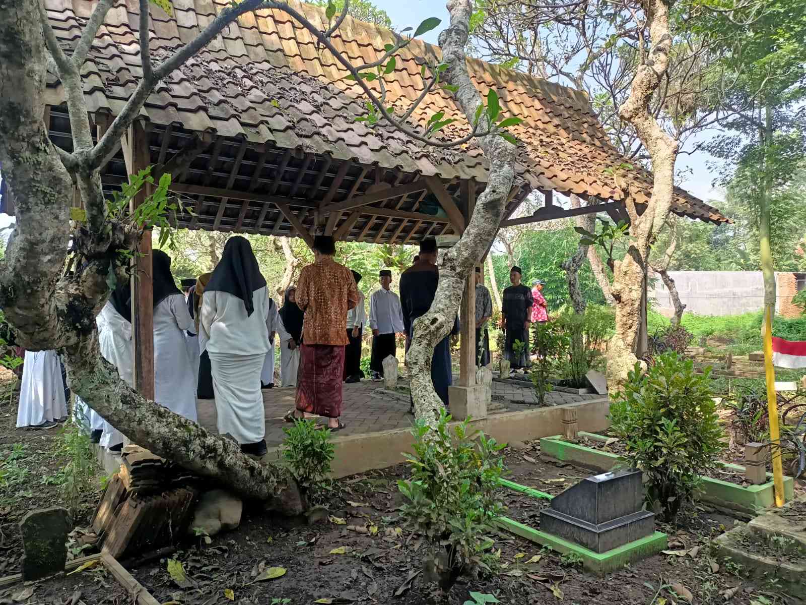 Ziarah makam pendiri SMP NU Bululawang (Dok. pribadi)