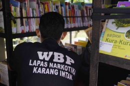 Warga Binaan Lapas Narkotika Karang Intan Serbu Perpustakaan Keliling (Dok. tim humas)