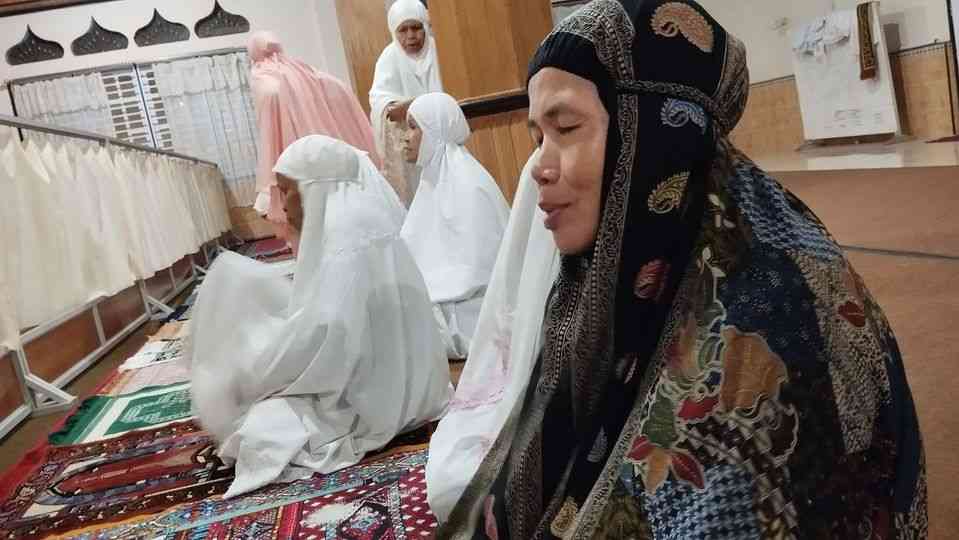 Jamaah Musala Nuruhal Haq  Simpang Balai Tanjung Tanah,  Kerinci,  bersiap melaksanakan salat  tarawih (dokumentasi pribadi)