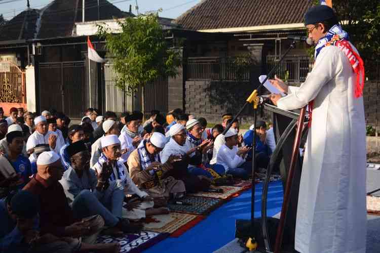 Makan Konate dan Aremania Shalat Idul Adha Bareng (kompas.com) 