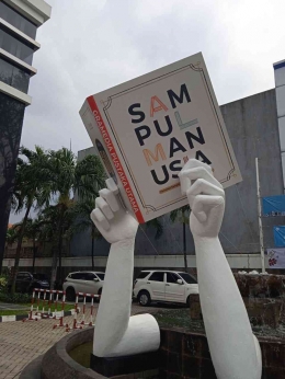 patung sampul manusia di depan gedung Kompas Gramedia. Sumber Pribadi (Nur Taufik).