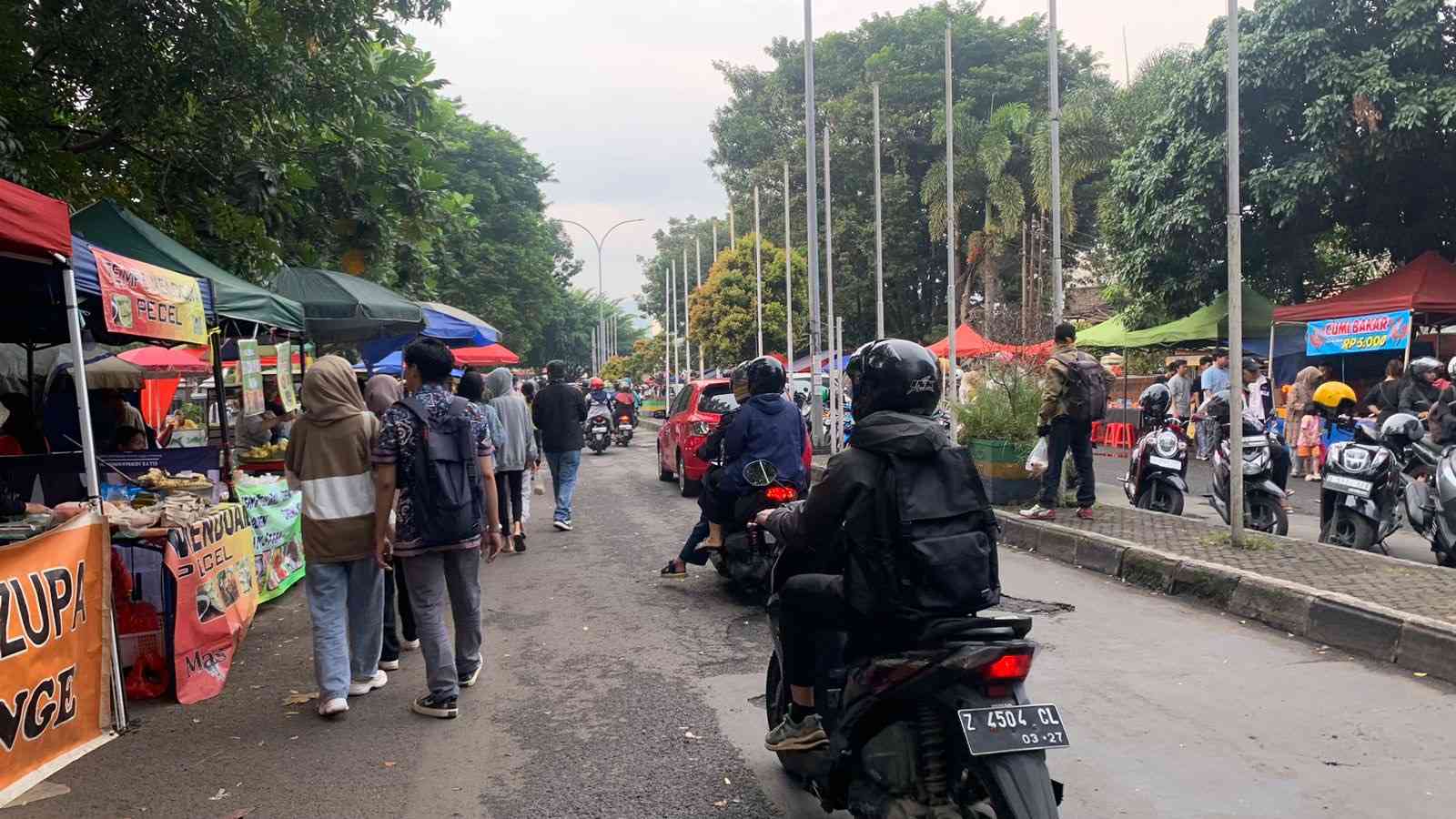 Suasana menjelang buka puasa di Pusdai Night Market/Foto : Ilham Muhammad Jahfal