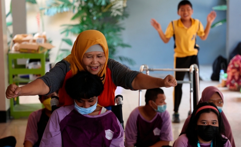 Ibu guru memberikan apresiasi bagi siswanya yang berkebutuhan khusus saat mengikuti berbagai lomba yang diadakan di Yayasan Pembinaan Anak Cacat (YPAC), Kota Semarang, Jawa Tengah, Jumat (12/8/2022). (KOMPAS/P RADITYA MAHENDRA YASA)