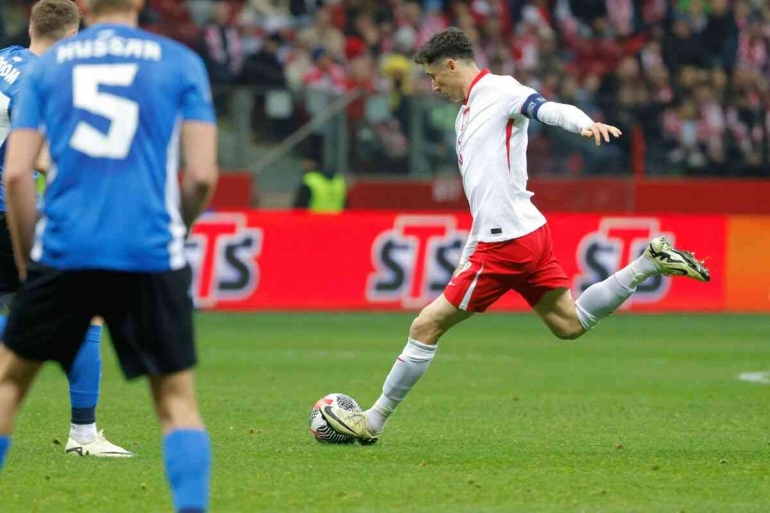 Lewandowski melepaskan tembakan pada semifinal playoff EURO 2024 melawan Estonia (22/3/24). Sumber: AFP/WOJTEK RADWANSKI via kompas.id